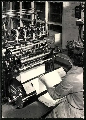AK Teppichweberin bei der Arbeit