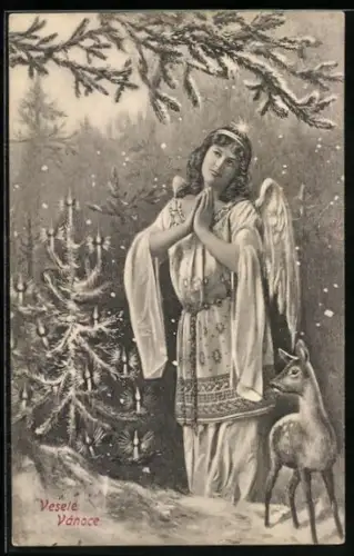 AK Betender Weihnachtsengel mit Rehkitz und Christbaum im Wald