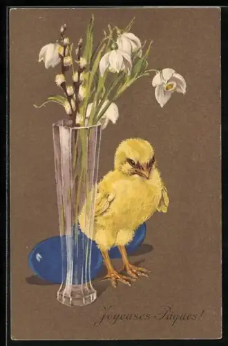 AK Osterküken steht neben Blumenvase mit Schneeglöckchen