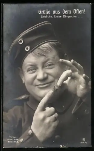 AK Grüsse aus dem Osten, Soldat zeigt kleine Dingerchen