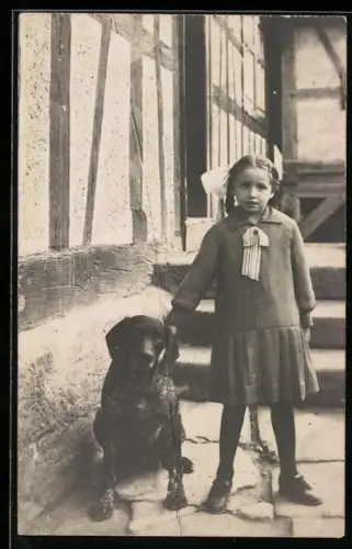 Foto-AK Mädchen mit Jagdhund vor einem Fachwerkhaus