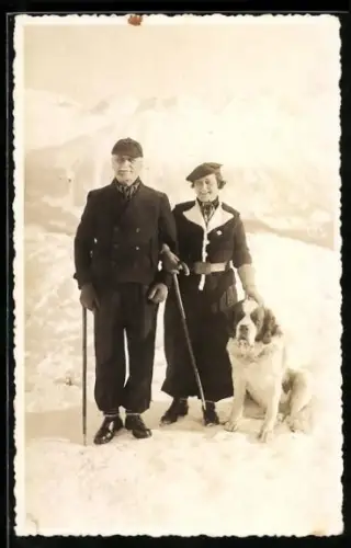 Foto-AK St. Moritz, Paar mit Wanderstöcken und Bernhardiner im Schnee