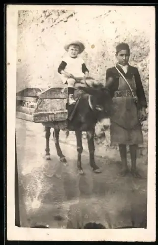 Foto-AK Kleiner Junge beim Eselsritt im Orient