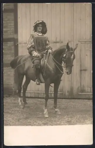 Foto-AK Jüngling im Landsknechtkostüm zu Pferde