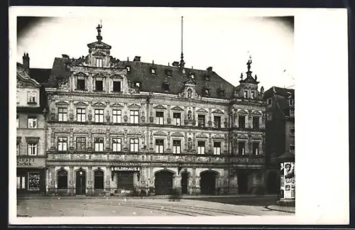 Foto-AK Erfurt, Strassenpartie am Gildehaus mit Litfasssäule