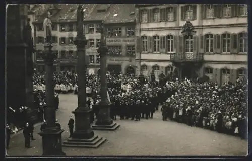 Foto-AK Freiburg /Breisgau, Partie am Dom während einer religiösen Veranstaltung