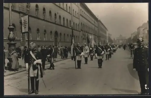 Foto-AK München, Parade am Siegestor mit Verbindungsstudenten in Vollwichs