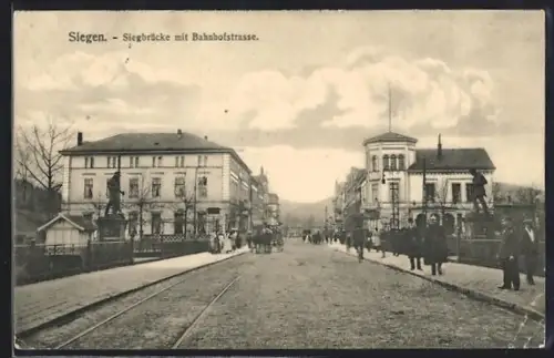 AK Siegen, Siegbrücke mit Bahnhofstrasse, Denkmal und Passanten