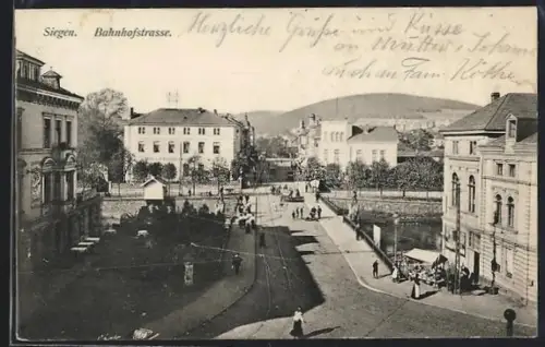 AK Siegen, Partie an der Bahnhofstrasse mit Grünanlagen und Passanten