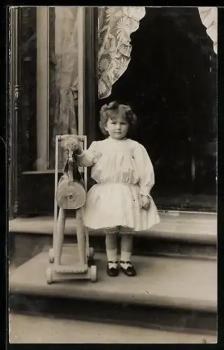 Foto-AK Kleinkind mit einem Schaukelpferd