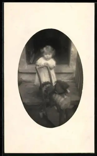 Foto-AK Kleinkind mit einem Schaukelpferd