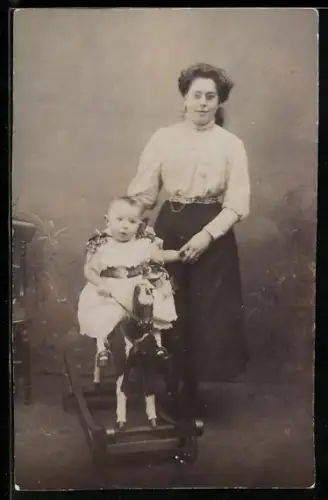 Foto-AK Mutter und Kleinkind auf einem Schaukelpferd