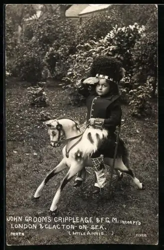 AK Kleinkind salutiert auf einem Schaukelpferd