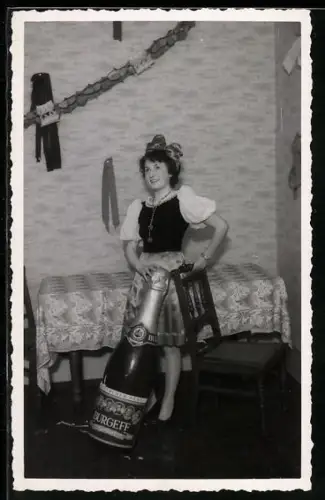 AK Frau in Tracht mit einer grossen Flasche Burgeff Schaumwein