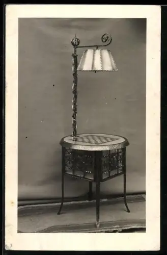 AK In einen Tisch mit Lampe eingelassenes Damebrett