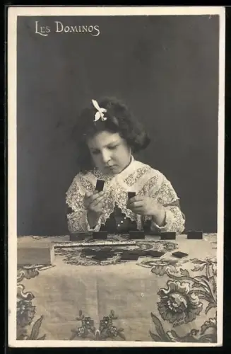 AK Junges Mädchen spielt mit Dominosteinen