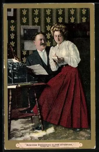 AK Frau sitzt auf dem Schoss eines Mannes, neben ihnen eine Schreibmaschine