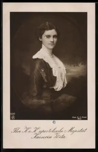 AK Kaiserin Zita von Österreich, Portrait sitzend im Kleid mit Fell und Halsschmuck