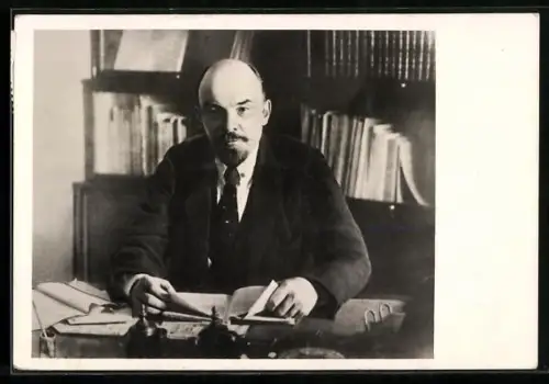 AK Lenin an seinem Schreibtisch