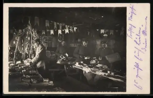 Foto-AK Soldaten bereiten neben einem Christbaum eine kleine Bescherung vor