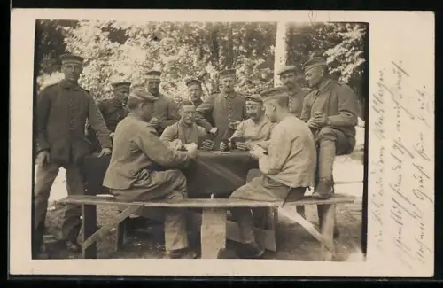Foto-AK Gruppe von Soldaten beim Kartenspiel