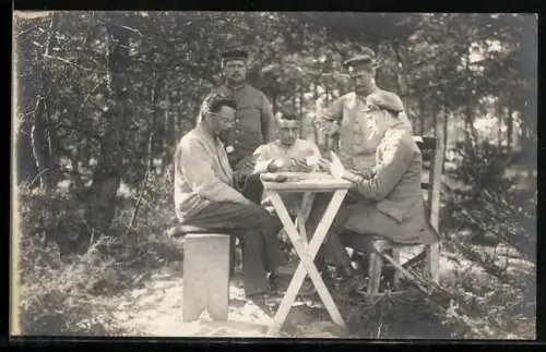 Foto-AK Gruppe von Soldaten beim Kartenspiel