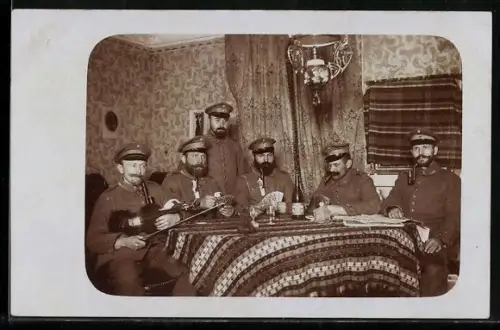 Foto-AK Gruppe von Soldaten beim Kartenspiel und Schmauchen