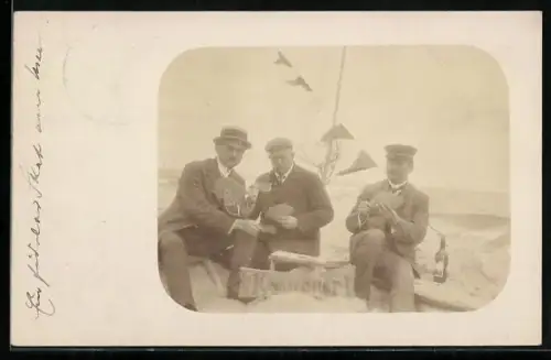 Foto-AK Gruppe von Männern beim Kartenspiel am Strand