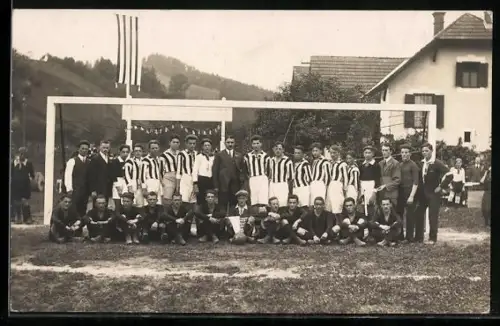 Foto-AK Fussballmannschaft steht in einem Tor