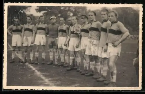 Foto-AK Fussballmannschaft nach einem Spiel