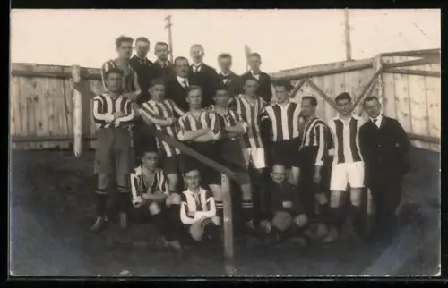 Foto-AK Fussballmannschaft mit Trainer