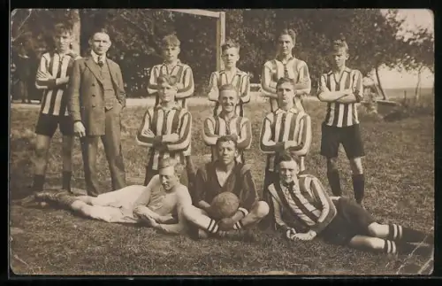 Foto-AK Fussballmannschaft auf einer Wiese