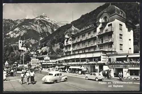 AK Flüelen am Vierwaldstättersee, Strassenpartie mit Hotel Urnerhof und Hotel Weisses Kreuz