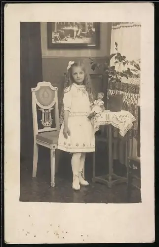Foto-AK Mädchen im weissen Kleid mit Puppe