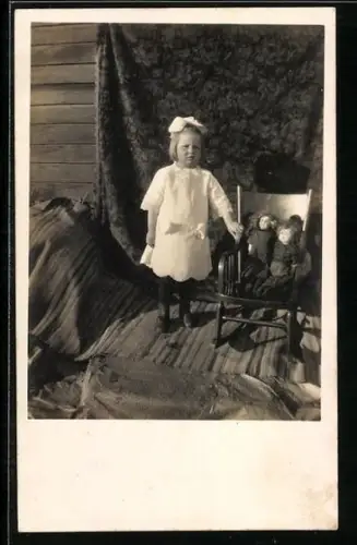 Foto-AK Kleines Mädchen im weissen Kleid mit Puppen