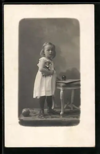 Foto-AK Kleines Mädchen mit Puppe im Arm