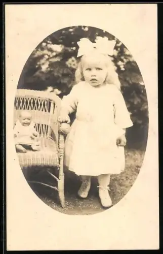 Foto-AK Kleines Mädchen im weissen Kleid mit Puppe