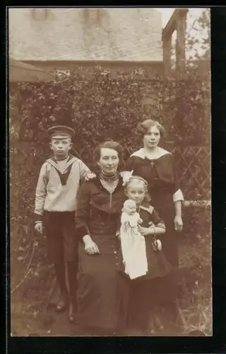 Foto-AK Frau und Kinder mit Puppe