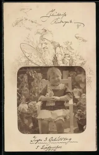 Foto-AK Inge an ihrem dritten Geburtstag mit Puppe, Zwerg mit Farbpalette, Passepartout