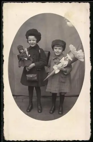 Foto-AK Zwei Mädchen mit Puppe bei der Einschulung