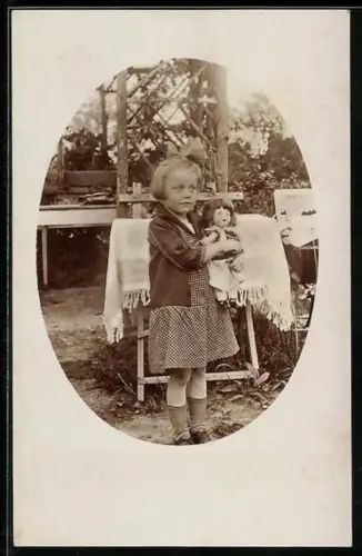 Foto-AK Mädchen im karierten Kleid mit Puppe