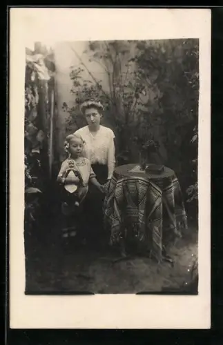 Foto-AK Junge Frau und Mädchen mit Puppe