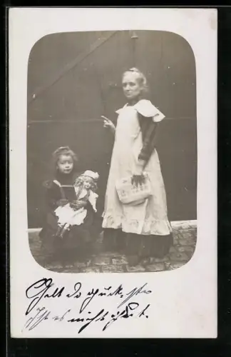 Foto-AK Frau im Kleid und Mädchen mit Puppe