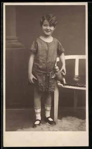 Foto-AK Mädchen im karierten Kleid mit Puppe