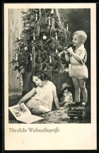 AK Mädchen mit Puppe und Bilderbuch, Junge mit Trompete, Weihnachtsbaum