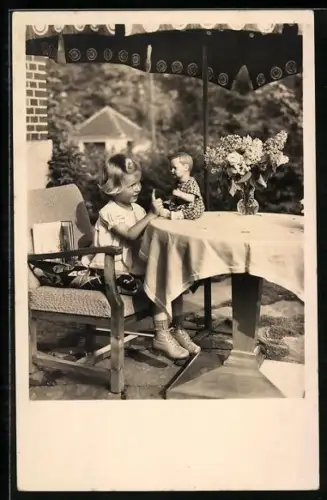 AK Sei immer brav!, Mädchen spricht zu Puppe