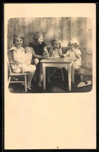 Foto-AK Vier Mädchen mit Puppen am Tisch