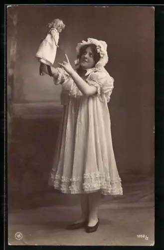 AK Junge Frau im Kleid mit einer Puppe