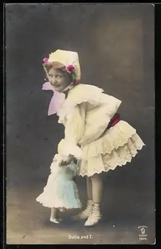 AK Mädchen spielt mit seiner Puppe