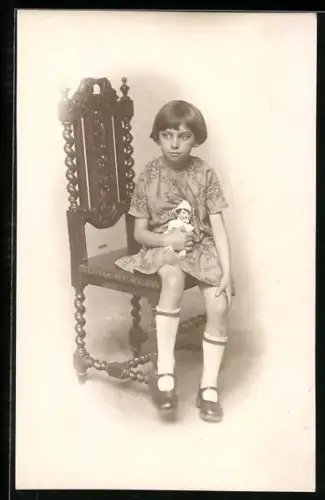 Foto-AK Mädchen im Kleid mit seiner Puppe